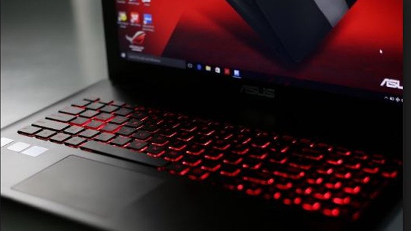 Người dùng đang gõ phím trên bàn phím laptop Asus có đèn nền