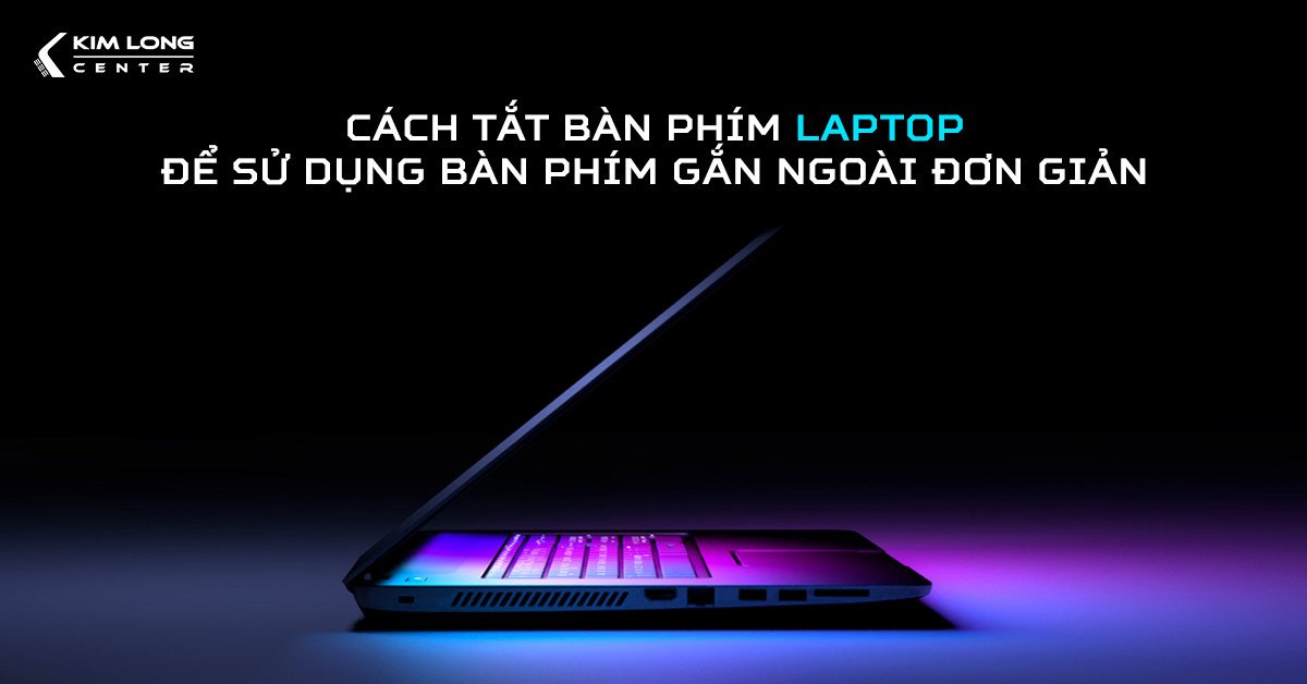Người dùng đang gõ trên bàn phím rời kết nối với laptop để có trải nghiệm làm việc tốt hơn