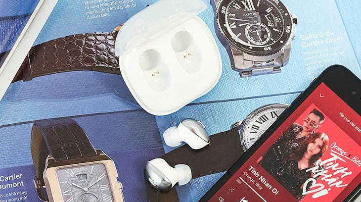 Người dùng đang kết nối tai nghe Bluetooth với máy tính bảng, minh họa tầm quan trọng của khả năng tương thích khi chọn mua tai nghe bluetooth chính hãng tốt nhất