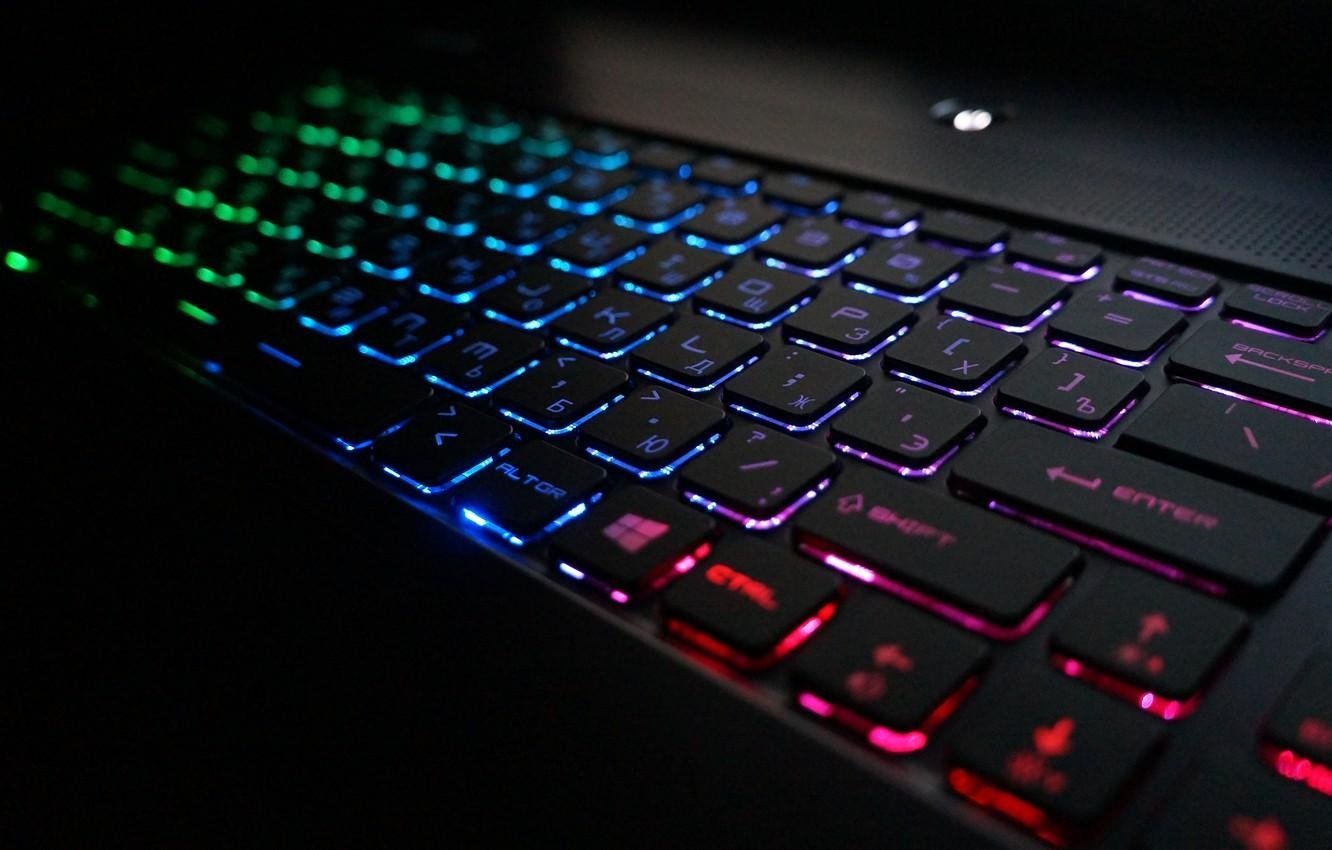 Người dùng đang kiểm tra các phím chức năng và cảm giác gõ trên bàn phím laptop
