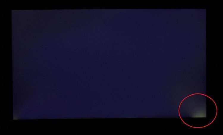 Người dùng đang kiểm tra dấu hiệu màn hình laptop bị hở sáng trên nền tối