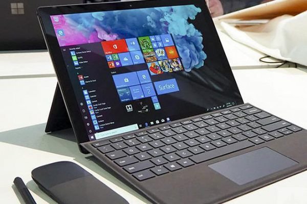 Người dùng đang kiểm tra laptop Asus bị rè âm thanh