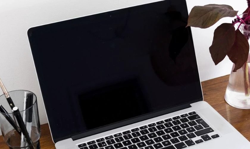Người dùng đang kiểm tra màn hình laptop bị tối đen do sự cố sao laptop bật không lên