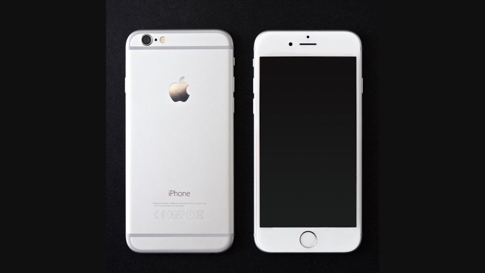 Người dùng đang kiểm tra một chiếc laptop hàng lướt để đánh giá chất lượng