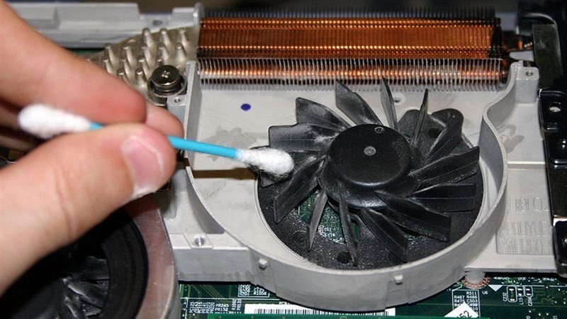 Người dùng đang kiểm tra nhiệt độ laptop khi quạt chạy liên tục
