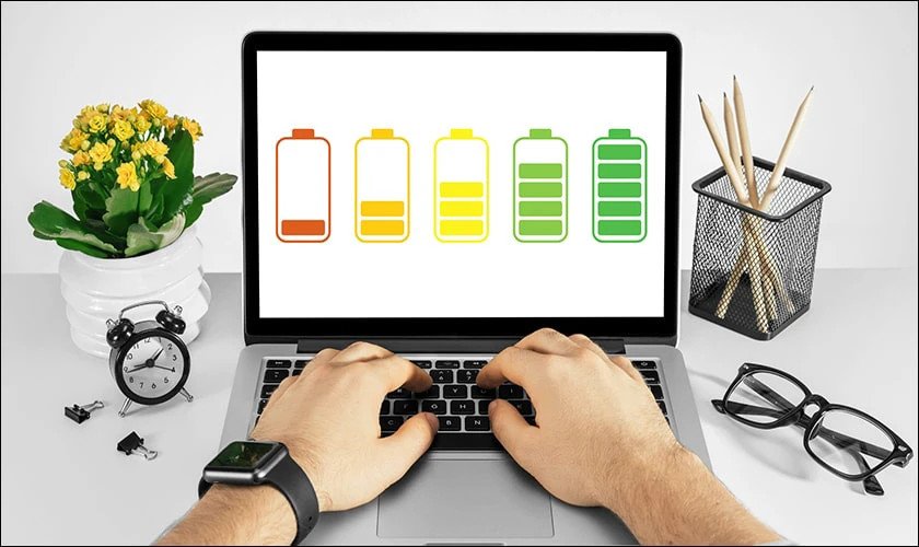 Người dùng đang kiểm tra số lần sạc laptop và thông tin pin trên màn hình máy tính
