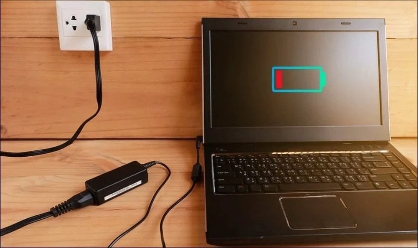 Người dùng đang kiểm tra thông số kỹ thuật trên bộ sạc laptop để đảm bảo an toàn và hiệu suất sạc tối ưu, liên quan đến việc xác định sạc laptop bao nhiêu w.