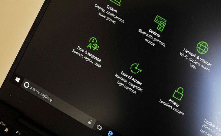 Người dùng đang làm việc thoải mái trên laptop với chế độ Dark Mode giúp giảm mỏi mắt