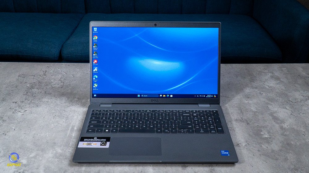 Người dùng đang làm việc trên laptop Dell Latitude 3540 71038101 với màn hình hiển thị