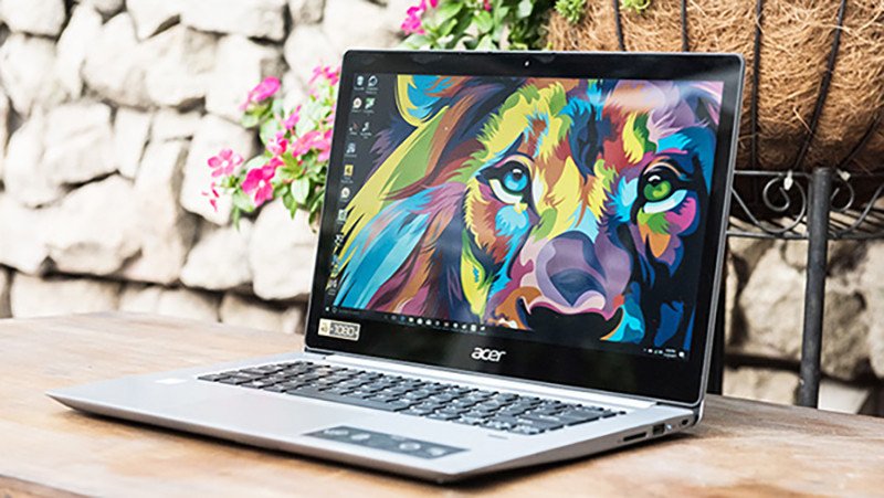 Người dùng đang làm việc trên laptop trong môi trường ánh sáng khác nhau