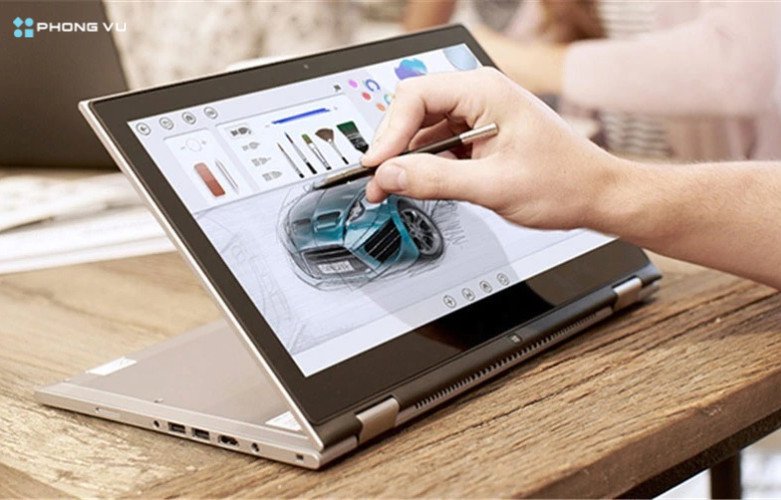 Người dùng đang làm việc trên một chiếc laptop đồ họa kỹ thuật với hiệu năng mạnh mẽ