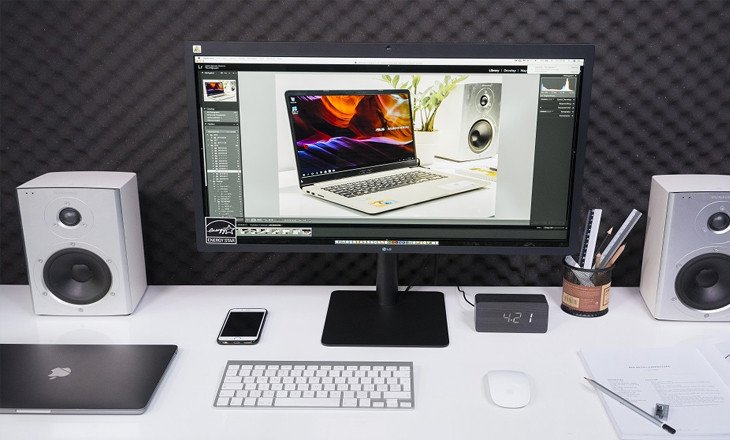 Người dùng đang làm việc với đồ họa trên màn hình laptop đã được cân chỉnh màu màn hình laptop để đảm bảo độ chính xác màu sắc.