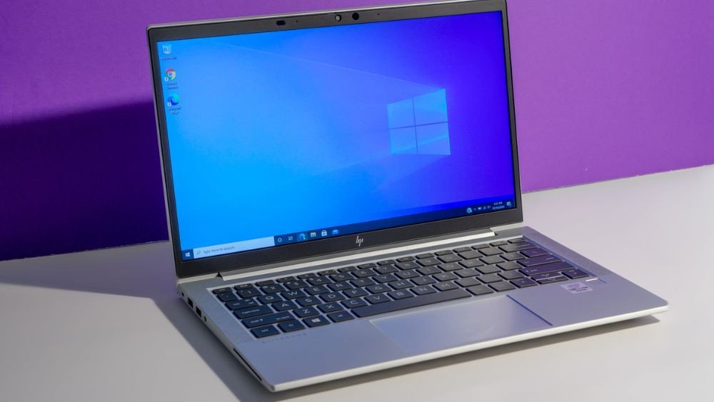 Người dùng đang làm việc với laptop trên bàn làm việc