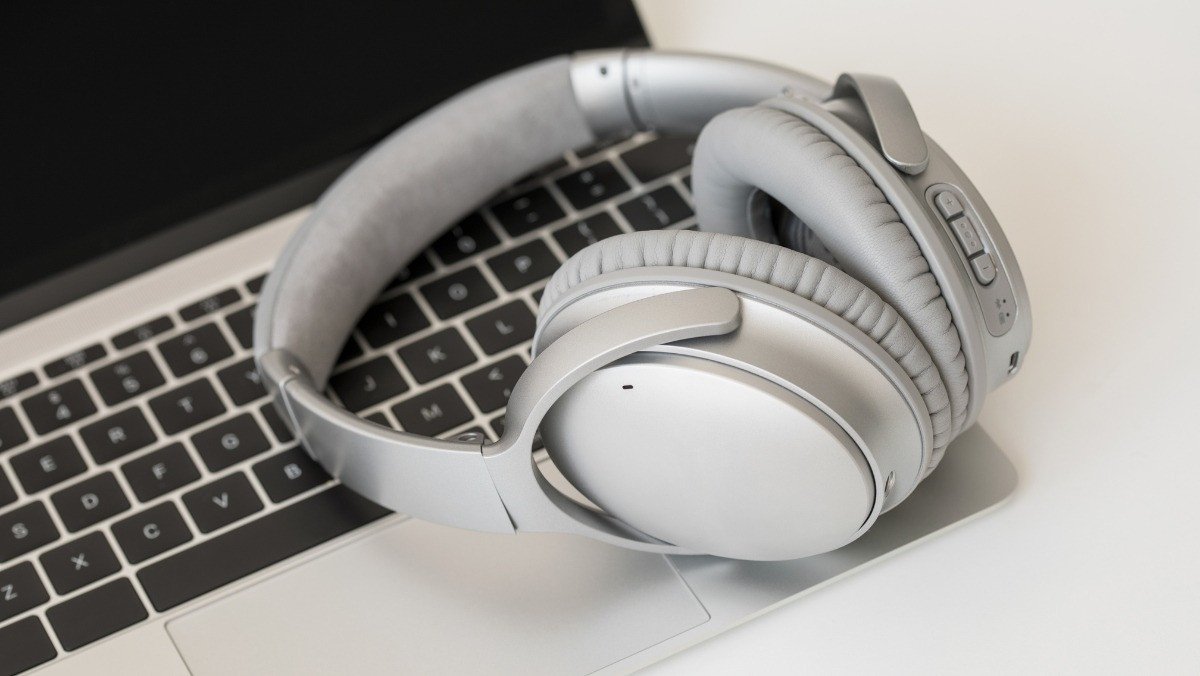 Người dùng đang làm việc với tai nghe laptop không dây