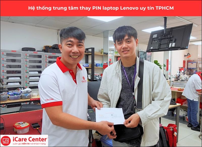 Người dùng đang lựa chọn dịch vụ thay pin laptop Lenovo tại trung tâm uy tín