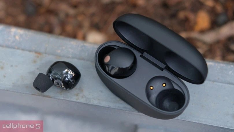 Người dùng đang lựa chọn tai nghe bluetooth giá rẻ dưới 200k trên màn hình máy tính bảng, minh họa các tiêu chí mua hàng.