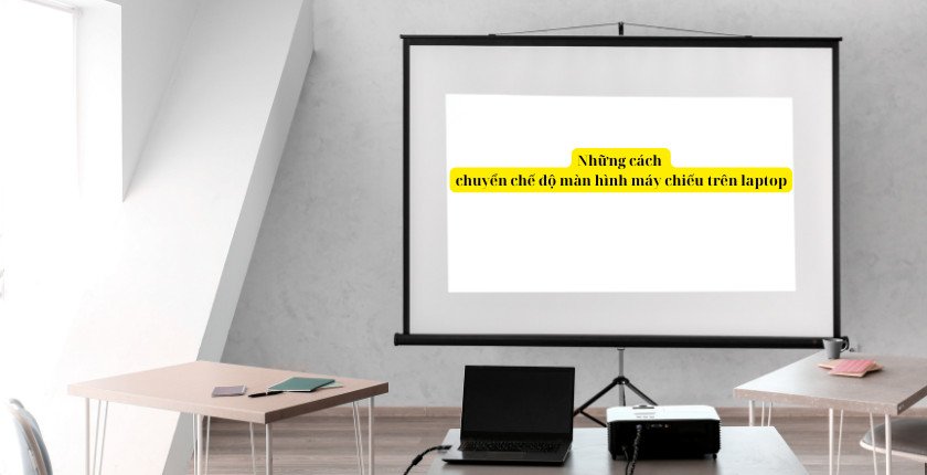 Người dùng đang nhấn phím tắt trên laptop để chuyển chế độ trình chiếu