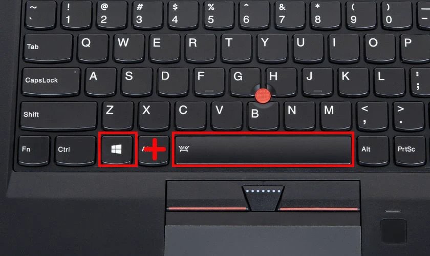 Người dùng đang nhấn tổ hợp phím trên bàn phím laptop Lenovo