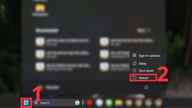 Người dùng đang nhấp vào nút nguồn để khởi động lại laptop