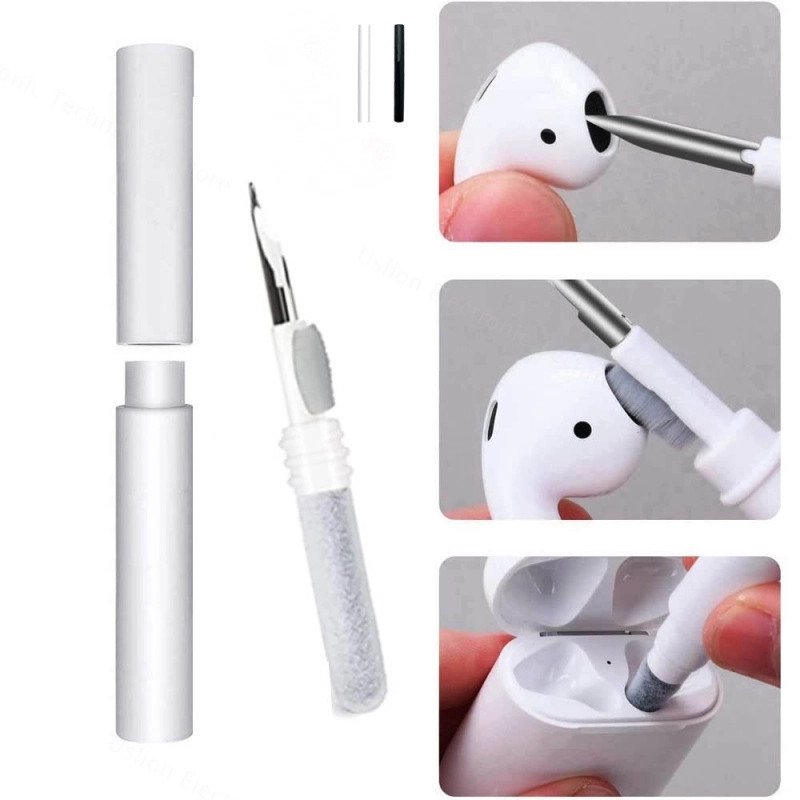 Người dùng đang nhẹ nhàng vệ sinh tai nghe Bluetooth bằng vải mềm