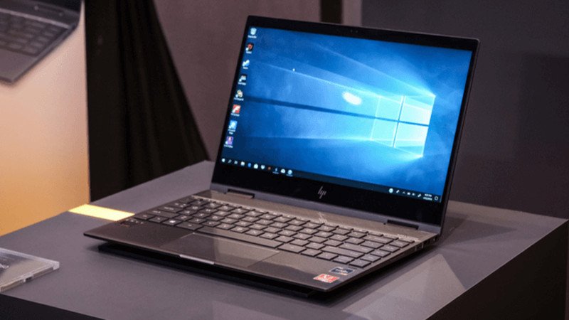 Người dùng đang sử dụng laptop màn hình 14 inch