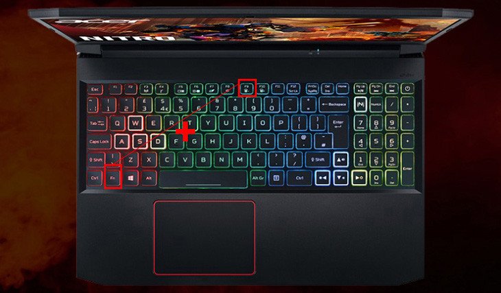 Người dùng đang sử dụng tổ hợp phím để bật đèn bàn phím laptop Acer Aspire 3