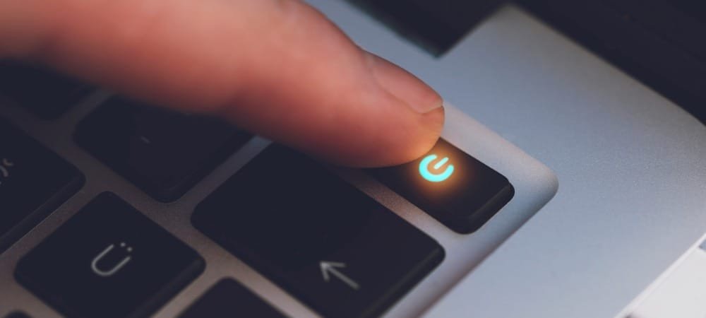 Người dùng đang thao tác nhấn giữ nút nguồn laptop, đặt ra câu hỏi về độ an toàn.