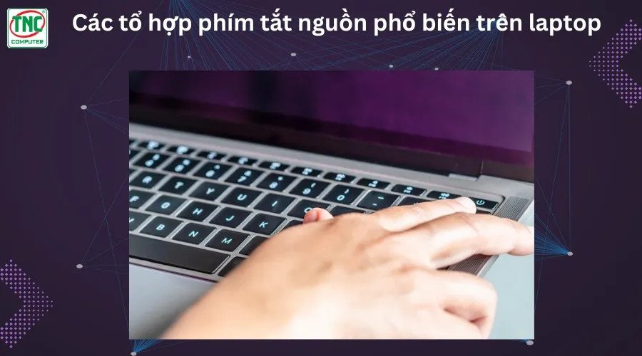 Người dùng đang thao tác phím tắt nguồn trên laptop để tắt máy nhanh chóng