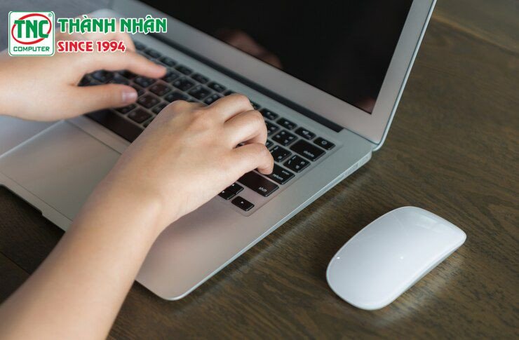 Người dùng đang thao tác trên laptop Dell, có thể liên quan đến việc bảo mật bàn phím.