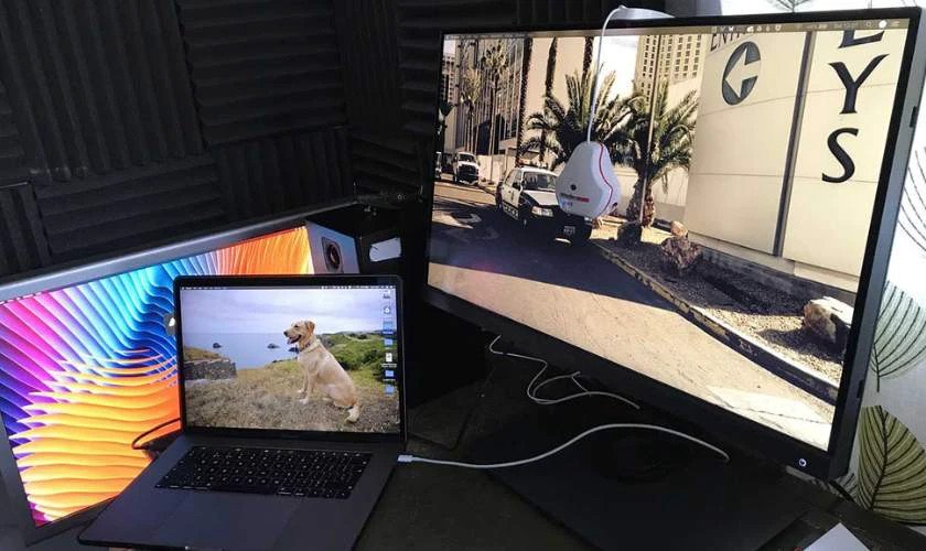 Người dùng đang thao tác trên laptop với màn hình được điều chỉnh độ sáng phù hợp trong môi trường ánh sáng ổn định