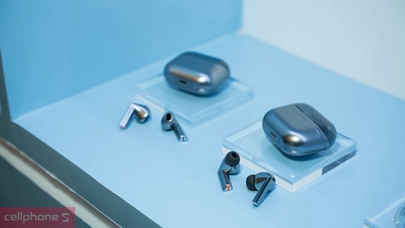 Người dùng đang thư giãn nghe nhạc với tai nghe Samsung Buds Pro 3