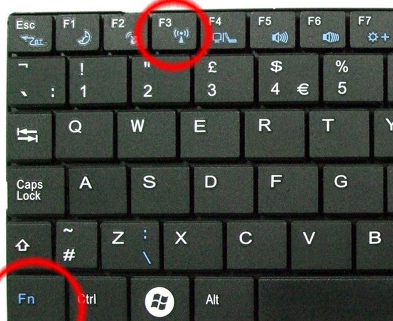 Người dùng đang thực hiện cách bật tắt wifi cho laptop bằng phím tắt trên bàn phím