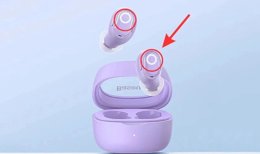 Người dùng đang thực hiện hướng dẫn sử dụng tai nghe Baseus WM02 để kết nối