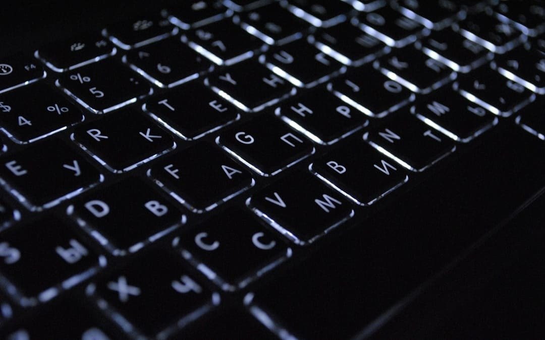 Người dùng đang tỉ mỉ kiểm tra từng phím trên bàn phím laptop