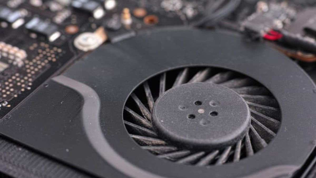 Người dùng đang tìm hiểu cách bật tản nhiệt laptop Asus để duy trì hiệu suất