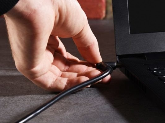 Người dùng đang tìm kiếm trung tâm uy tín để thay nguồn laptop bị lỗi.