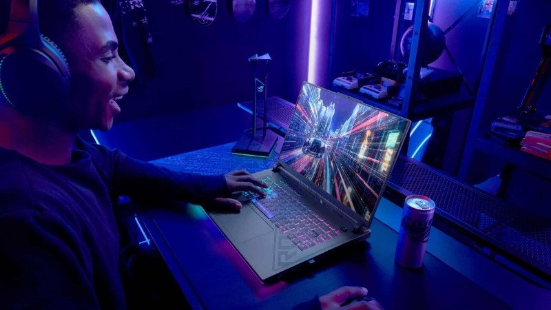 Người dùng đang trải nghiệm game trên màn hình laptop với tỷ lệ khung hình rộng rãi, phù hợp giải trí