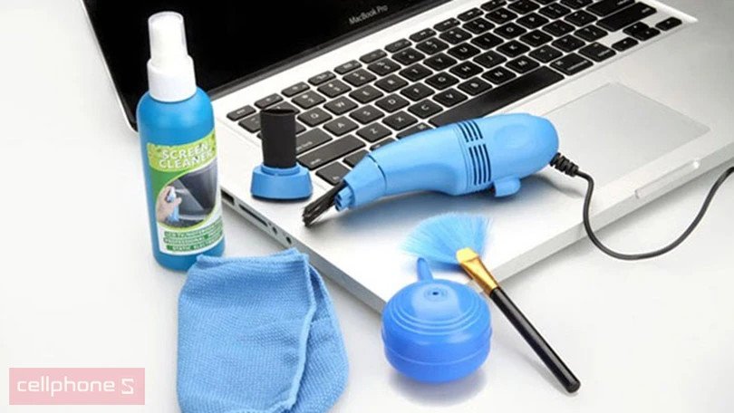 Người dùng đang vệ sinh bàn phím laptop bằng cọ chuyên dụng trong bộ dụng cụ vệ sinh laptop.