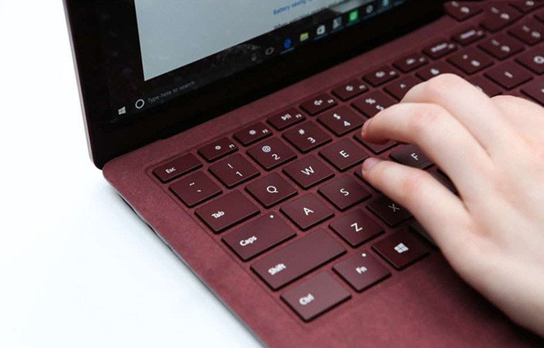 Người dùng đang vệ sinh bàn phím laptop sau khi đã khóa