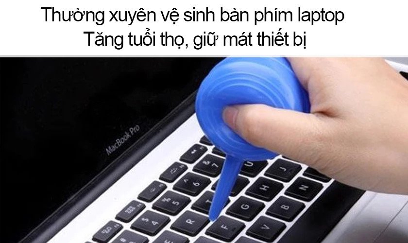 Người dùng đang vệ sinh bên ngoài bàn phím laptop Dell bằng khăn mềm.