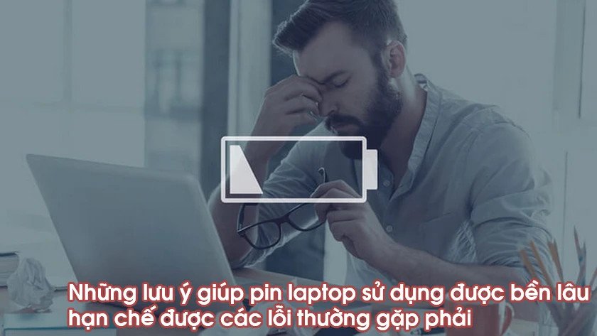 Người dùng đang vệ sinh laptop để hạn chế lỗi pin