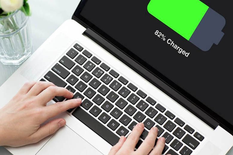 Người dùng đang vừa sạc vừa sử dụng máy tính, điều này không tốt cho việc hạn chế chai pin laptop