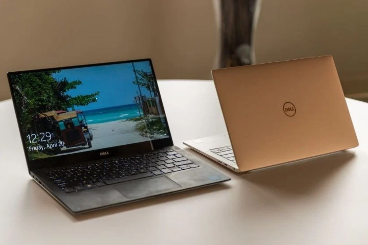 Người dùng đang xem màn hình laptop Dell, thể hiện việc tối ưu hiệu suất và kiểm tra thông số kỹ thuật của máy tính.