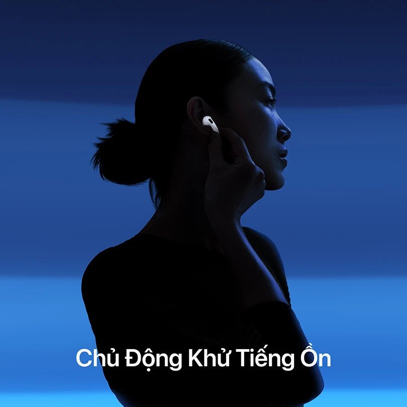 Người dùng đeo tai nghe AirPods 4 chống ồn chủ động, thể hiện công nghệ âm thanh tiên tiến