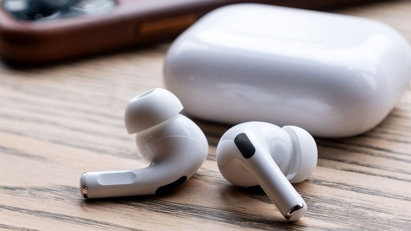 Người dùng đeo tai nghe Bluetooth thể hiện tính di động và sự tiện lợi