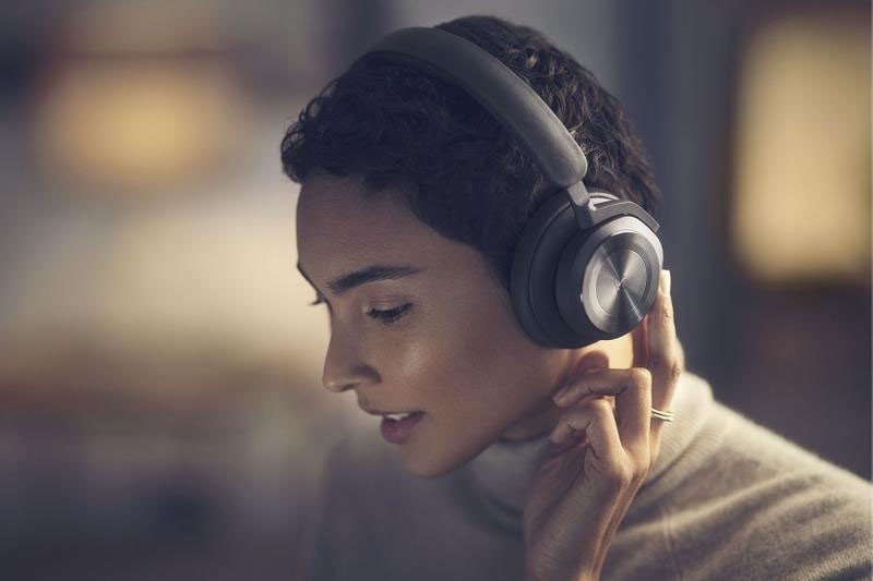 Người dùng đeo tai nghe chụp tai B&amp;O Beoplay HX màu xám