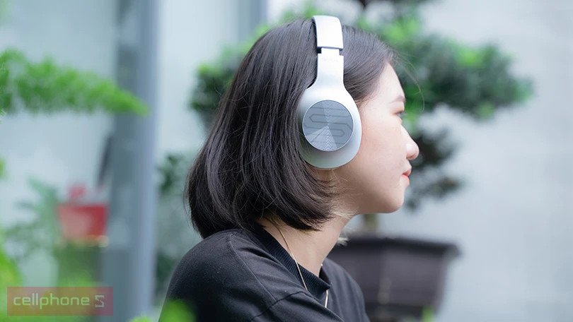 Người dùng đeo tai nghe chụp tai Soul Ultra Wireless màu đen đang trải nghiệm sự thoải mái của thiết kế đệm tai