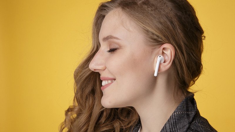 Người dùng đeo tai nghe Earbuds một cách thoải mái trong các hoạt động hàng ngày