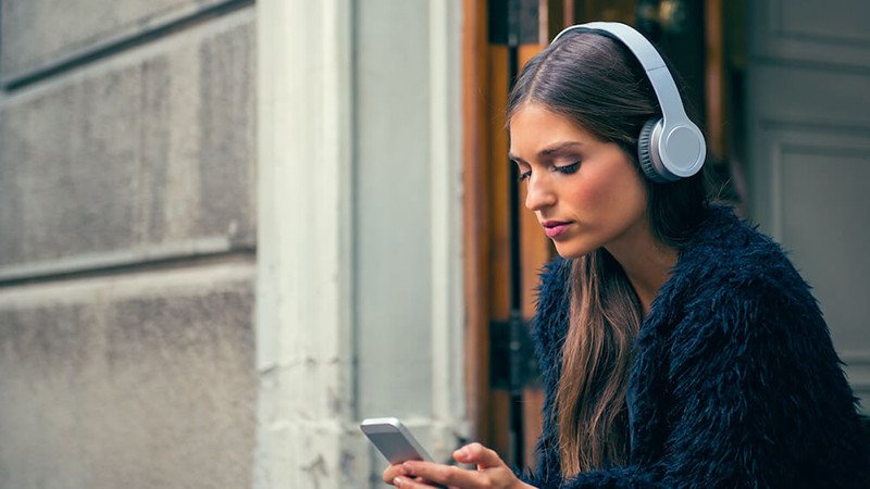 Người dùng đeo tai nghe headphones chụp tai đúng tư thế