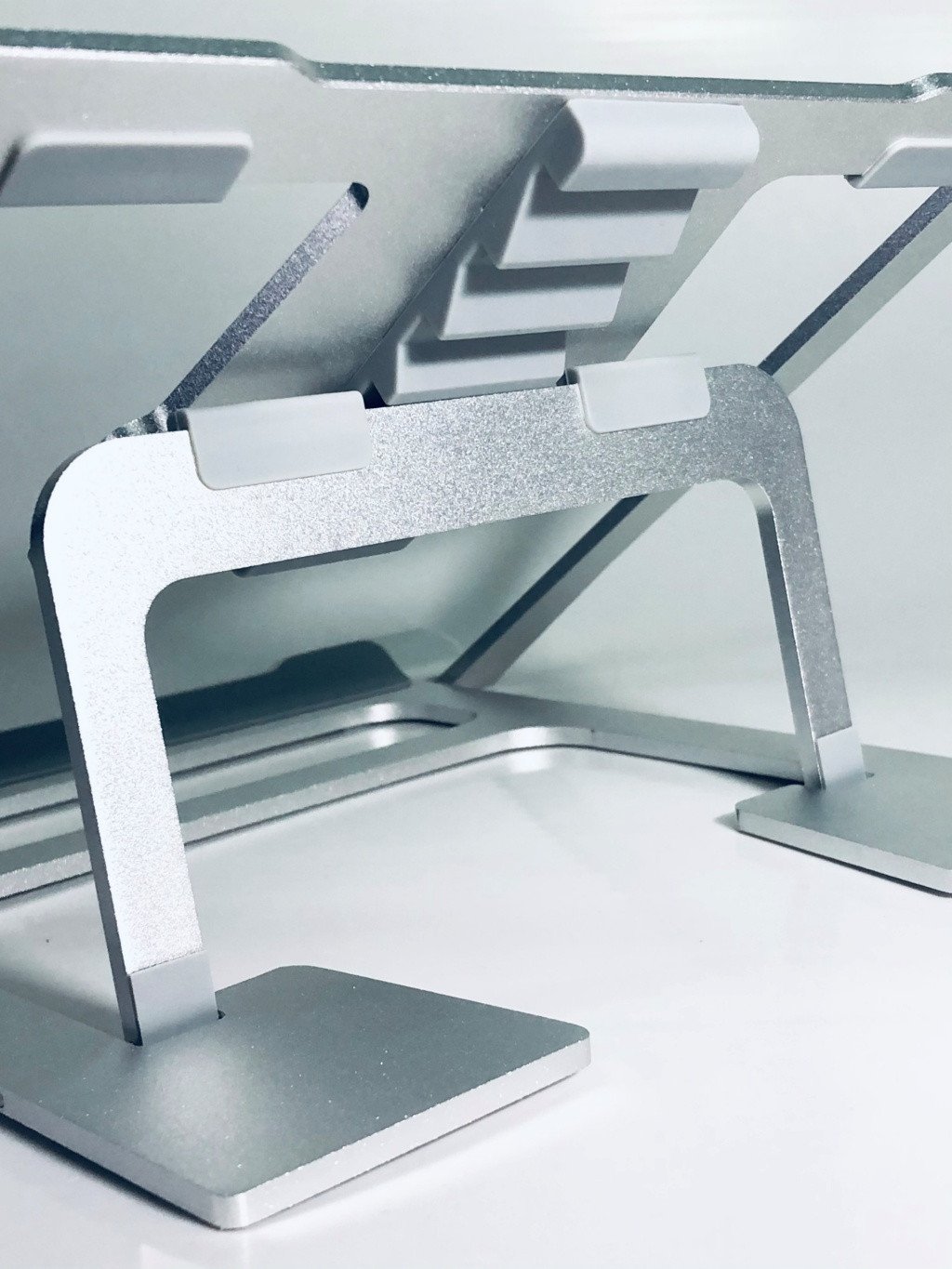 Người dùng điều chỉnh độ nghiêng của giá đỡ laptop để bàn